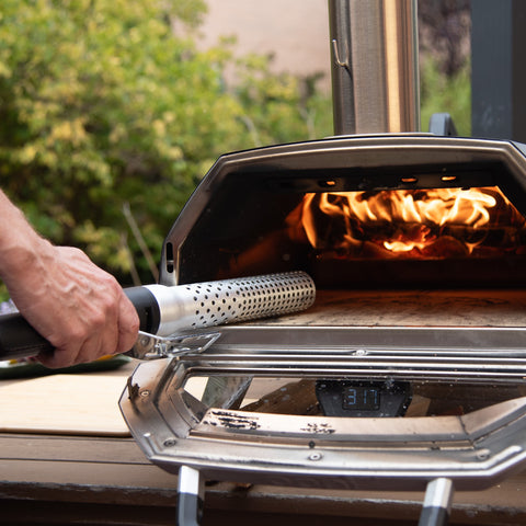 Looft Air Lighter 1 lighting a ooni pizza oven